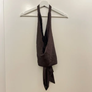 Fest topp - Superfin brun fest topp från Bik Bok🤎 använd endast en gång. Knytes bak med öppen rygg.