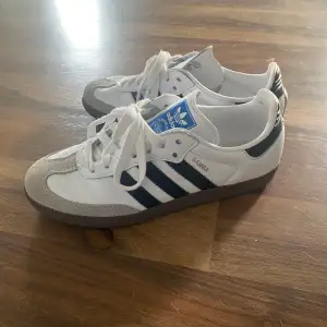 Vita adidas samba skor i storlek 38. Endast använda 2 gånger. Nypris 1300kr