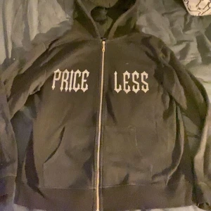 PRICELESS Hoodie  - En svart Price Less hoodie som jag nu säljer för den inte passar längre, haft den i ett halvår men inte använt så mycket. Inga skadar utan i bra skick, skriv för mer bilder om ni är intresserade:) Pris kan diskuteras vid snabb affär samt skickas :)