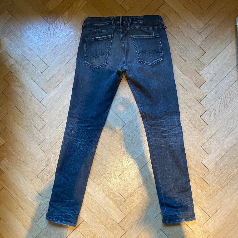 Säljer nu dessa sjukt feta jeans från Replay! Modellen är anbass, slimfit i storlek 34. Nypris är ca 1800kr, pris kan diskuteras. Hör av er vid funderingar!. Jeans & Byxor.