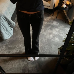 Svarta jeans  - Säljer mina svarta lowwasit jeans från junkyard💕stl xs, bra skick skriv vid mer frågor 