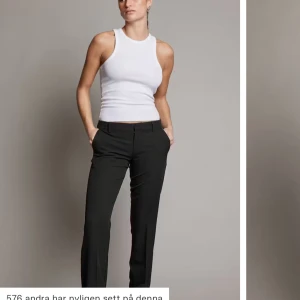 Kostymbyxor  - Säljer dessa kostymbyxor från bik bok eftersom de inte riktigt sitter som jag vill. Har haft de i ungefär ett halvår och inga defekter riktigt förutom att det gått upp lite trådar vid dragkedjan. Kom privat för fler bilder!💞