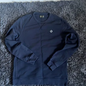 Morris tröja - Säljer nu denna asfeta tröjan ifrån Morris. Tröjan är i fint skick och sparsamt använd. Litet tecken på användning finns i en av armarna (bild skickas vid intresse) 