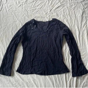 Vintage topp  - Bra skick, den är lite genomskinlig(sista bilden) storlek 42 (L) 💗 har inga andra bilder! 
