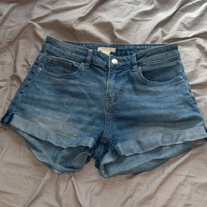 Jeans shorts  - Normal i storleken, bra skick säljs då dom inte kommer till användning 