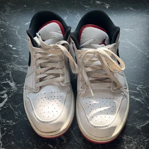 Nike lows - Haft dom ett bra tag snart 4 år använde dom väldigt mycket första året sen efter det har jag kanske använt dom 5 gånger Max om ens det, väldigt feta och bekväma skor men behöver pengar så säljer dom, pris kan diskuteras vid snabb affär 