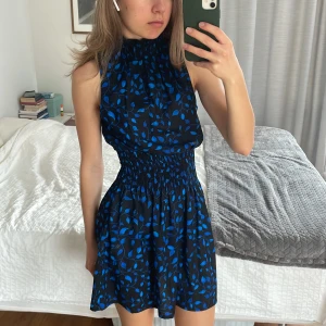 Poloklänning XS - Poloklänning från NA-KD i storlek XS. Superbra skick och nästan aldrig använd, önskat att den kommit till användning oftare, superfin💕