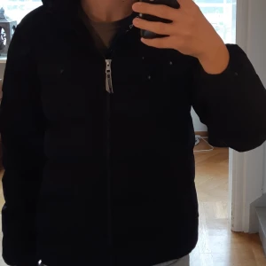 Gant vinterjacka - Tja! Säljer denna super snygga marinblåa Gant jacka! Super bra skick modellen pp biöden är 178 och ör lite för liten. Tar byten och pris kan diskuteras