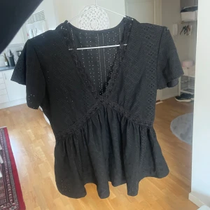 Svart t-shirt  - Svart t-shirt med mönster - Storlek M - Använd 2 gånger - Köparen står för frakten - Inga returer - Betalning via köp direkt 