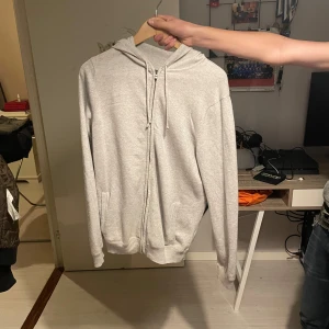 Kashmir hoodie  - Kashmir hoodie från: Charles Tyrwhitt Skick: 7/10 för att det finns små fläckar som går bort i tvätten. Nypris 2000kr mitt pris 600kr