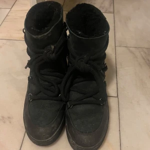 Svarta vinterkängor med snörning - säljer ett par svarta vinter skor från philip hog som jag kostar 1600kr från början💕 säljer pågrund av att dom inte passar längre💕 dom är lite slitna där framme men är annars i bra skick dock lite smutsiga men det får man lätt bort om man tvättar de💕