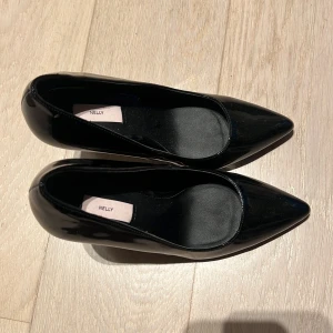 Svarta lackade klackar - Lite små i storleken, knappt använda Klack 10cm