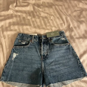 Jeans shorts  - Helt nya oanvända jeans shorts från hm, med prislapp kvar. Regular waist. 34