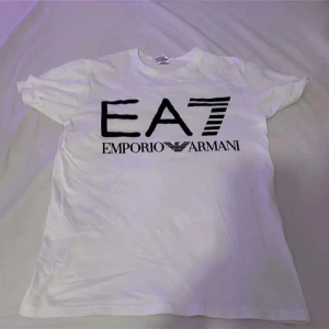 Armani t-shirt - Bra skick