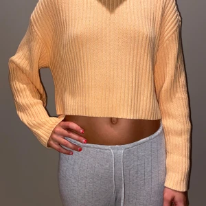 Stickad tröja - Säljer denna superfina ribbstickade tröjan från H&M i storlek XS🧡