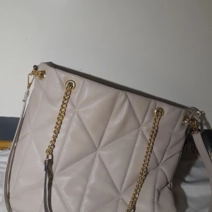 Väska - Stor väska i mycket bra skick. Har inte används. Man kan välja om man vill att väskan hänger långt eller kort. 