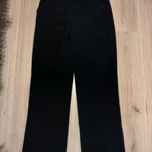 Kostymbyxor  - Säljer mina svarta kostymbyxor från Bikbok. Dom är perfekt i längden på mig som är 1,70 lång. 