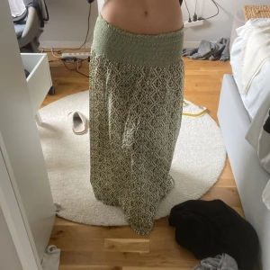 Lång kjol - Säljer denna super fina lång kjol från Zara då den inte kommit till användning, inga defekter