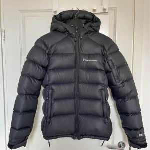 Peak performance jacka dam - Storlek m, men passar S. Säljs för 2500kr. Inga defekter, kan tänkas byta mot s