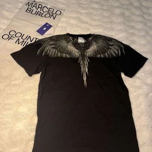 Marcelo Burlon tröja - En ny Marcelo burlon t-shirt i storlek S (passar M). Använd ett fåtal gånger. Nypris runt 2 500kr