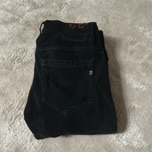 Dondup George Jeans - Tja, säljer ett par riktigt feta dondup George jeans för endast 799kr. Dom har skicket 9/10 och pris är ej hugget i sten😁