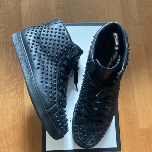 Gucci skor - Säljer nu ett par Gucci skor Kan självklart lösa fler bilder så tveka på att höra av dig vid frågor eller funderingar.  