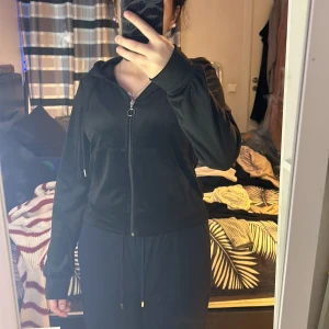 fin enkel velour kofta🖤 - velour kofta,används 3-4 gånger,skön mjuk,köpt för 220