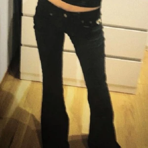 Svara lågmidjadejeans - Lågmidjade jeans bootcut från only 