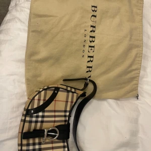 Burberry väska - Käyttämätön Burberryn käsilaukku. Ei ollenkaan kulumaa. Dustbag löytyy.