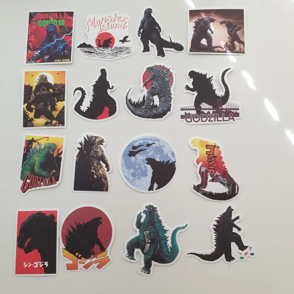 Klistermärken/stickers, Motiv: Godzilla ,Antal: 16st  Skick: ny/oanvänd, Kul att använda till pyssel, scrapbooking och annat. Kan tex användas till att dekorera din bärbara dator, skateboard, resväska, etc. . Övrigt.