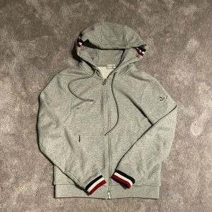 Moncler zip - Säljer denna moncler zip då den är för liten men inte använd särskilt mycket skick 10/10