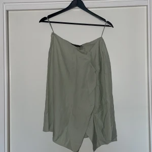Super snygt Omlottkkol DKNY - Selling my super super nice midi skirt from Donna Karan as it is too big for me. It’s a wrapping skirt in mint green and is just super chique 💃