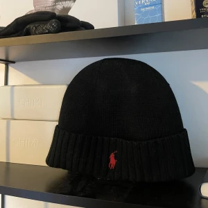 Mössa - Ralph Lauren  - Tja! Säljer min super fina och populära mössa. Den är använd fåtal gånger. Perfekt nu i vinter! Kom privat för mer frågor eller bilder så löser jag🫡