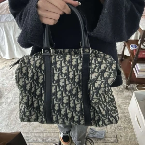 Dior väska  - Säljer nu denna jättefina dior bag. Köpte den i Danmark och den har inga tecken på slitning💕💕