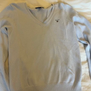 Gant stickad tröja - Gant stickad tröja. Storlek S. Fint skick. Ljusblå. Pris kan diskuteras. 