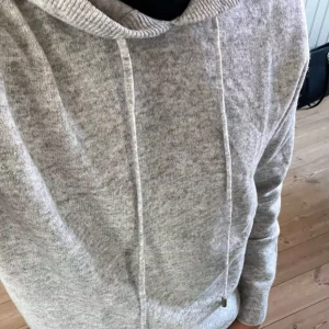 Merino whool hoddie - Merino whool hoddie i storlek S   Helt ny och aldrig använd 🥂 Snabb leverans 📦  Perfekt hoddie till hösten 🍁