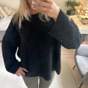 Arket tröja  - Superfin stickad tröja från arket i Aplacka och ull. ❤️‍🔥Den är normalt storlek L men har krympt lite i tvätten så skulle säga att det är en M max❤️‍🔥 nypris är 990kr