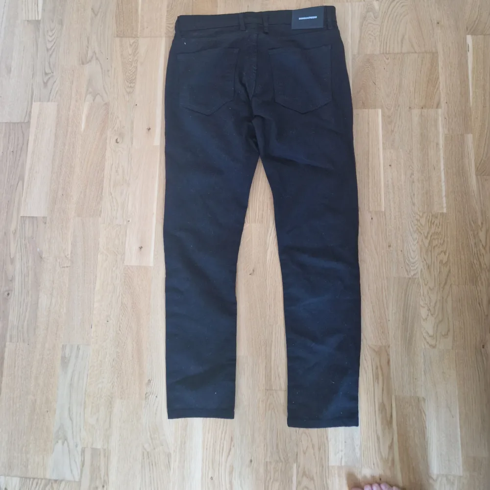 dsquared2 jeans Stolek 32 Äkta  Passar perfekt som kostymbyxor och vardags jeans Helt svarta utan några dsquared fläckar . Jeans & Byxor.