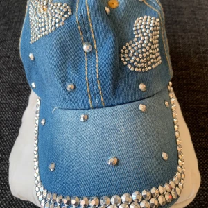 Hat with Heart Gems - Köpt 2022, använd minst 5 ggr, inga lösa gems eller tappade.