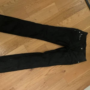 Lågmidjade jeans  - Lågmidjade jeans i väldigt bra skick, säljer då dom inte passar mig💕Jeansen är svarta men har även lite glitter eller skimmer i sig