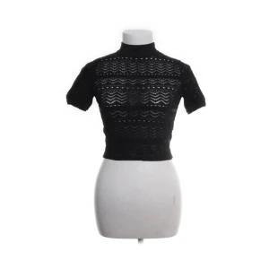 Trendig tröja - Säljer den här stickade tröjan från Nikkie. Den är i väldigt fint skick🫶