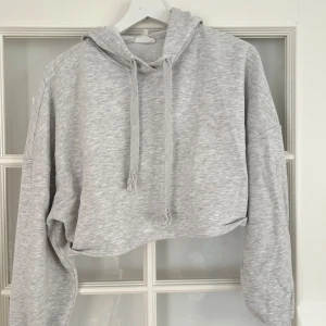 Croppad hoodie - croppad hoodie från gina tricot, okej skick, storlek xs,  hör av er vid frågor eller intresse!🩷 40 kr 