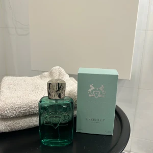 Parfym - Säljer nu min denna PDM Greenly Riktigt najs doft  Cirka 110ml kvar i den så mycket att använda 