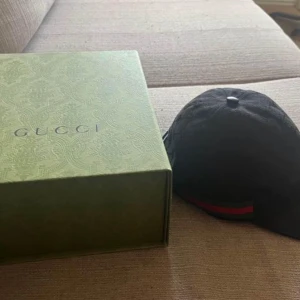 Äkta Gucci Keps. M. - Äkta gucci keps i fint skick, storlek M. Allt tillbehör följer med, köpt direkt från hemsidan