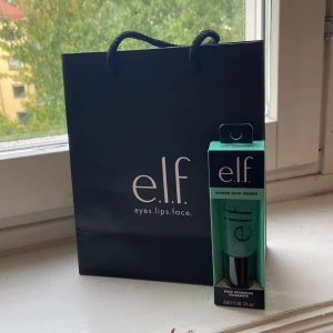 Elf Power Grip Primer - Elf Power Grip Primer. Man får även påsen med primern. Påsen är från märket Elf.🩵 Säljer för ett bra pris. Jag har två stycken och därför säljer den här. Sminket fastnar bra med den. Oanvänd💖TRYCK INTE på köp nu, prata med mig innan🎀