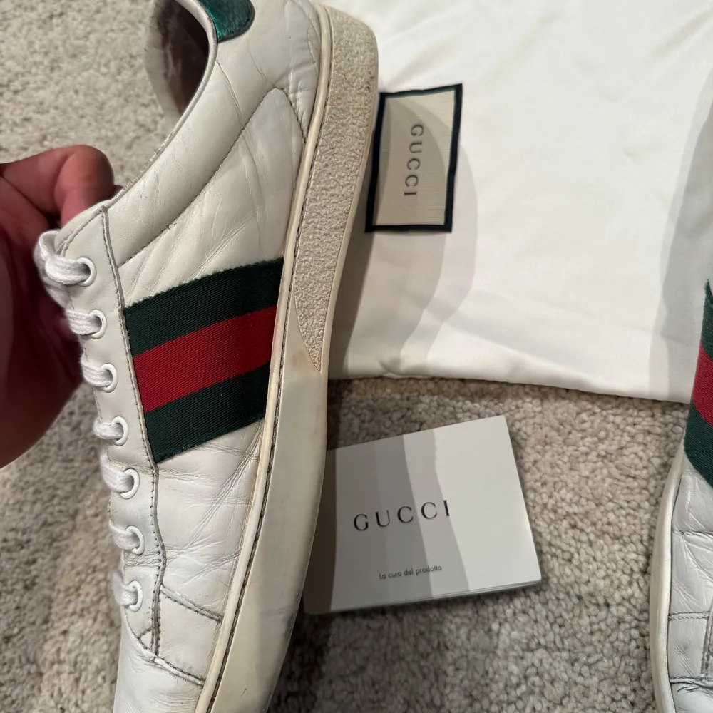 Gucci ace sneakers. Storlek 11 motsvarar 45. Skick 7/10 med dustbag och Gucci kort. Pris 1399kr. Skor.