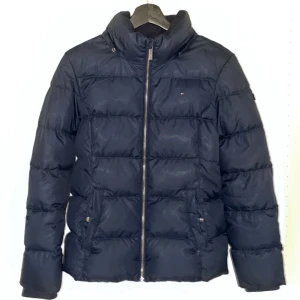 Tommy Hilfiger jacka  - Tommy Hilfiger jacka i storlek S i dam, perfekt för hösten! Ordinarie pris för 1600 kr. Kvitto finns ej.  Skriv vid minsta fundering!❄️
