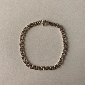Armband - Säljer ett armband, skick 8/10. Skriv för mer info och bilder