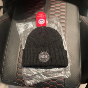 canada goose mössa - Väldigt fin mössa jätte bra kvalitet och den är oanvänd och är i bra skick kontkakta om ni vill köpa.👍🏼