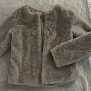 Pälsjacka - Super fin pälsjacka ifrån Hm kommer inte till användning längre🫶 pris går att diskutera!!💕